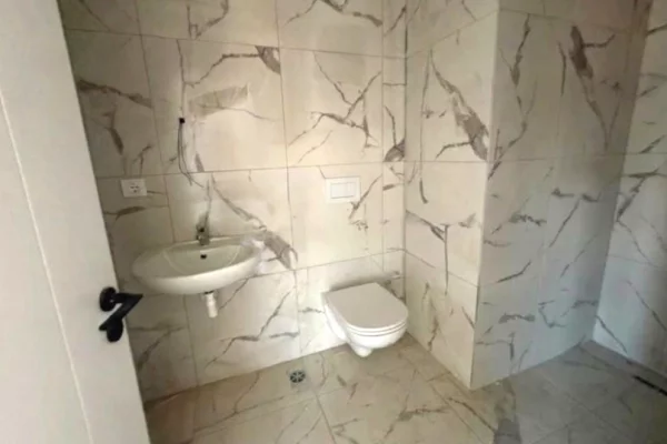 Shtepi ne shitje Apartament ne Tirane, 3+1, Mobilimi Bosh, pa mobiluar, Pagesa 229,650  Euro.
