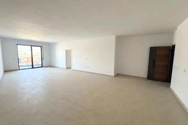 Shtepi ne shitje Apartament ne Tirane, 3+1, Mobilimi Bosh, pa mobiluar, Pagesa 229,650  Euro.