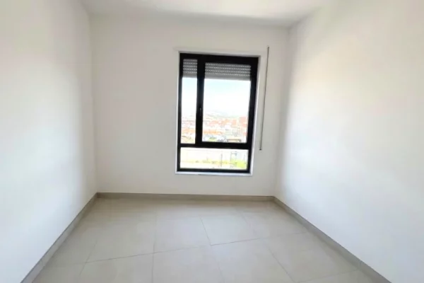 Shtepi ne shitje Apartament ne Tirane, 3+1, Mobilimi Bosh, pa mobiluar, Pagesa 229,650  Euro.
