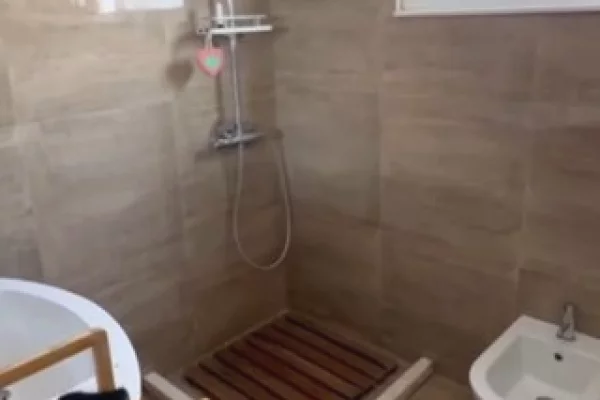 Shtepi me qera Apartament ne Tirane, 2+1, Mobilimi E mobiluar, Pagesa 700  Euro.