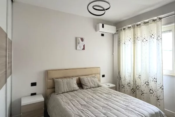 Shtepi me qera Apartament ne Tirane, 2+1, Mobilimi E mobiluar, Pagesa 95,000  Leke.