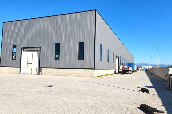 Ambient biznesi me qera 4+1 ne Durres - 6,000 Euro
