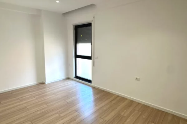 Ambient biznesi me qera 3+1 ne Tirane - 150,000 Leke