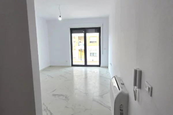 Ambient biznesi me qera 3+1 ne Tirane - 85,000 Leke