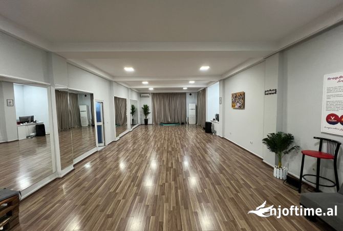 Ambiente Commerciale in Vendita 3+1 a Tirana - 300,000 Euro