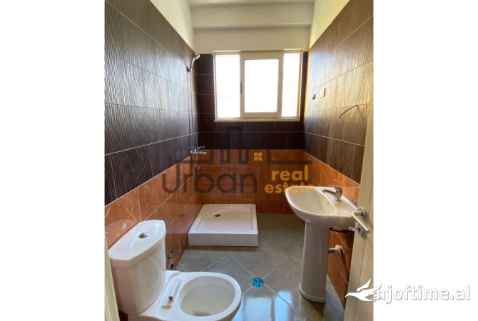 Ambiente Commerciale in Vendita 1+1 a Tirana - 155,000 Euro