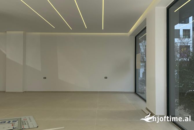 Tirane, jepet me qera ambjent biznesi Kati 0, 90 m² 2.500 € (Square 21)