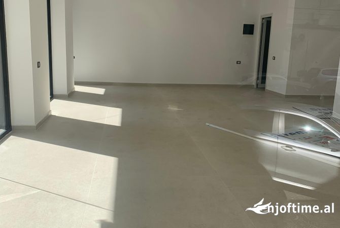 Tirane, jepet me qera ambjent biznesi Kati 0, 90 m2 2.500 Euro (Square 21)