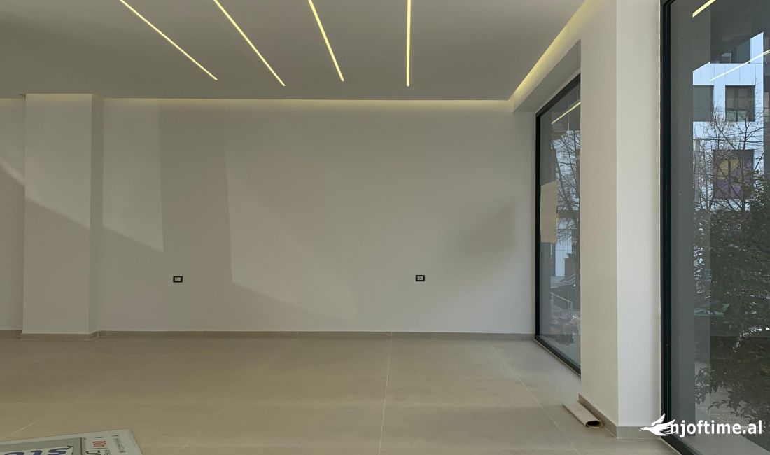 Tirane, jepet me qera ambjent biznesi Kati 0, 90 m2 2.500 Euro (Square 21)