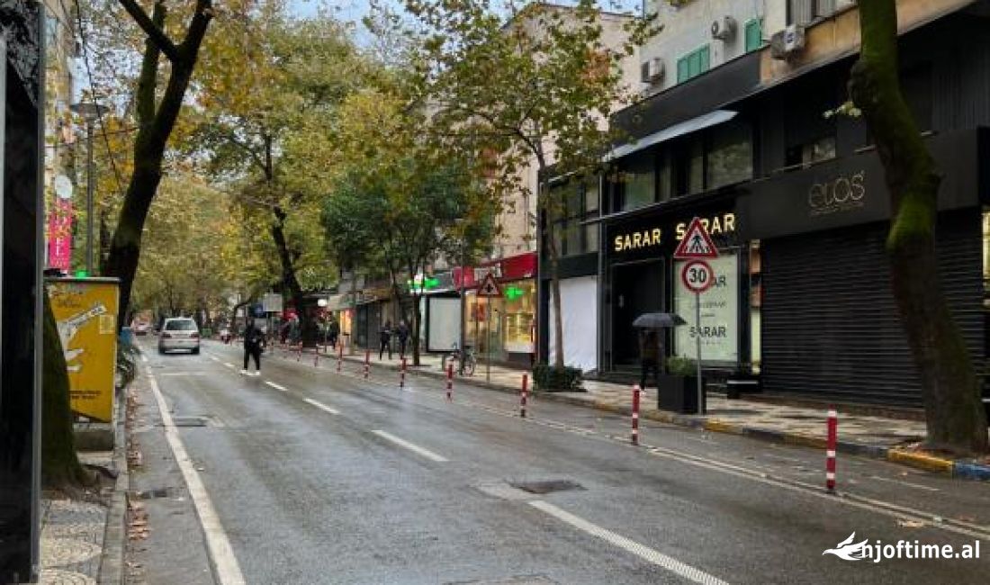 Tirane, jepet me qera ambient per zyra, Kati 3, 100 m2 1.200 Euro (Rruga Myslym Shyri)