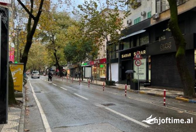Ambiente Commerciale in Affitto 1+1 a Tirana - 1,200 Euro