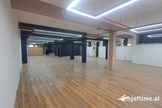 Ambiente Commerciale in Affitto 3+1 a Tirana - 2,800 Euro