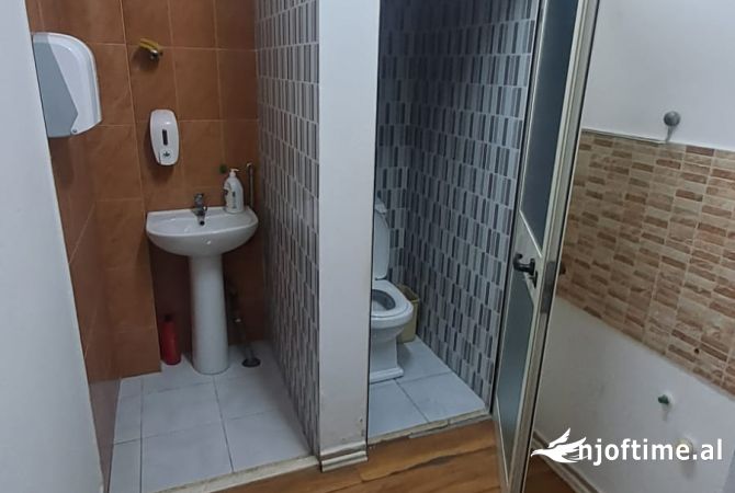 Ambiente Commerciale in Affitto 3+1 a Tirana - 2,800 Euro