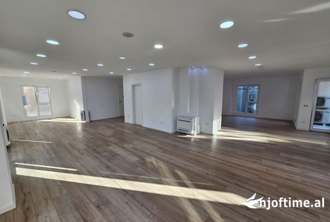 Ambiente Commerciale in Affitto 3+1 a Tirana - 2,300 Euro