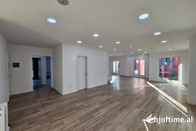 Ambiente Commerciale in Affitto 3+1 a Tirana - 2,300 Euro