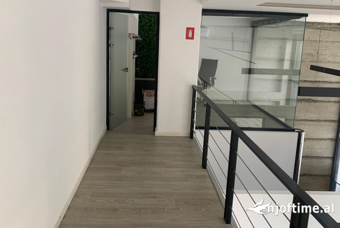 Ambiente Commerciale in Affitto 1+1 a Tirana - 2,700 Euro