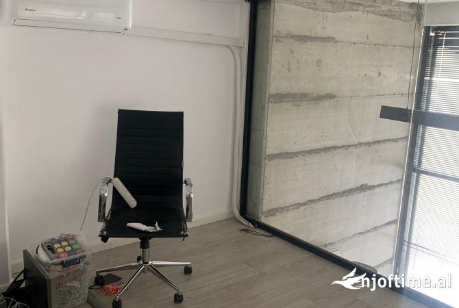 Ambiente Commerciale in Affitto 1+1 a Tirana - 2,700 Euro