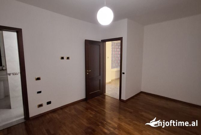 Tirane, jepet me qera ambjent biznesi Kati 2, 220 m2 1.750 Euro (Myslym Shyri)