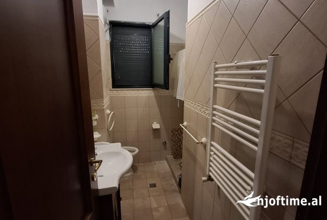 Tirane, jepet me qera ambjent biznesi Kati 2, 220 m2 1.750 Euro (Myslym Shyri)