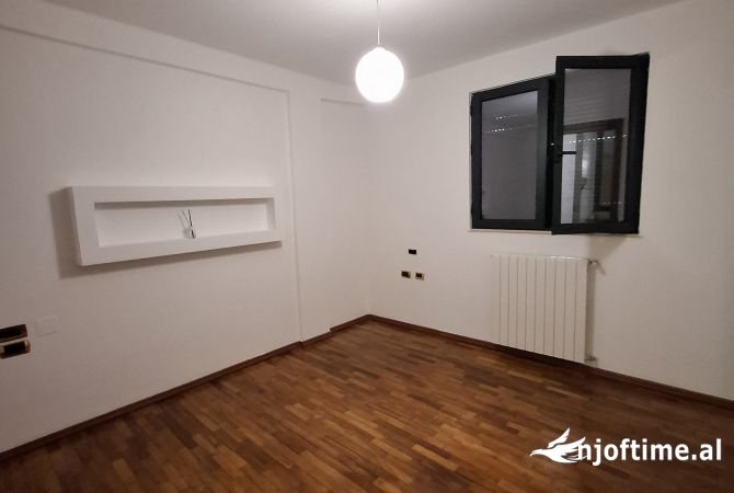 Tirane, jepet me qera ambjent biznesi Kati 2, 220 m2 1.750 Euro (Myslym Shyri)