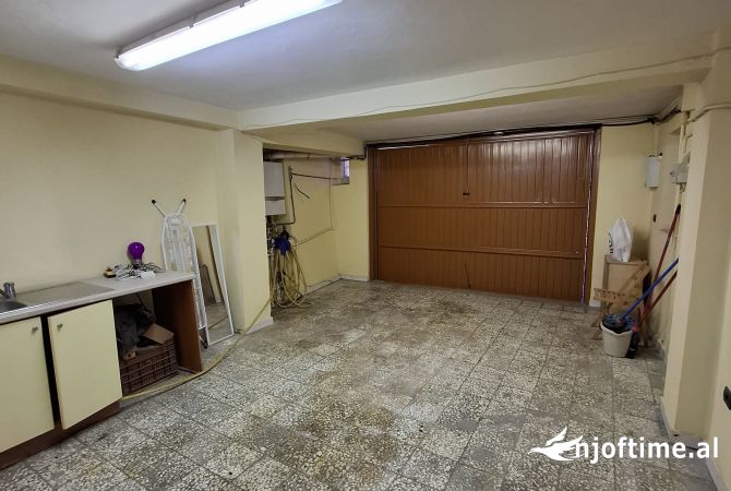 Tirane, jepet me qera ambjent biznesi Kati 2, 220 m2 1.750 Euro (Myslym Shyri)