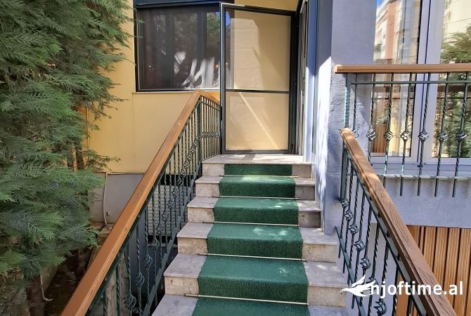 Tirane, jepet me qera ambjent biznesi Kati 2, 220 m2 1.750 Euro (Myslym Shyri)