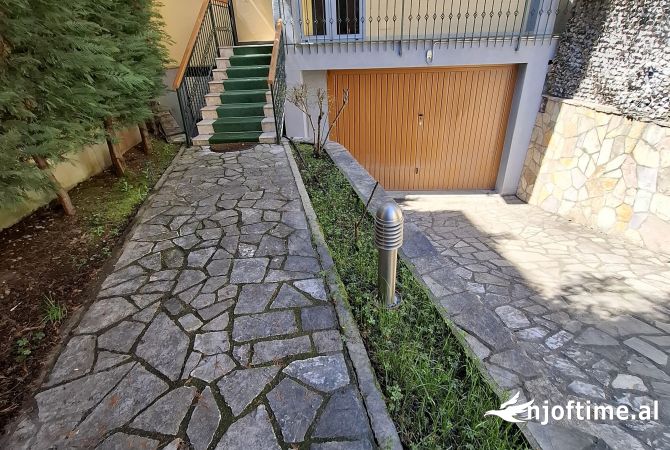 Tirane, jepet me qera ambjent biznesi Kati 2, 220 m2 1.750 Euro (Myslym Shyri)