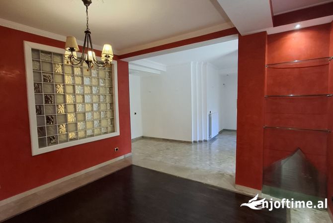 Tirane, jepet me qera ambjent biznesi Kati 2, 220 m² 1.750 € (Myslym Shyri)