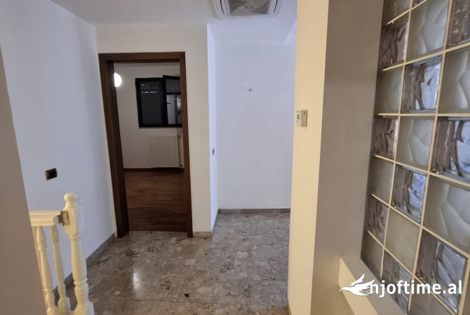 Tirane, jepet me qera ambjent biznesi Kati 2, 220 m2 1.750 Euro (Myslym Shyri)