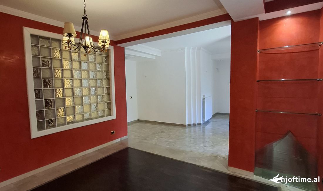 Tirane, jepet me qera ambjent biznesi Kati 2, 220 m2 1.750 Euro (Myslym Shyri)