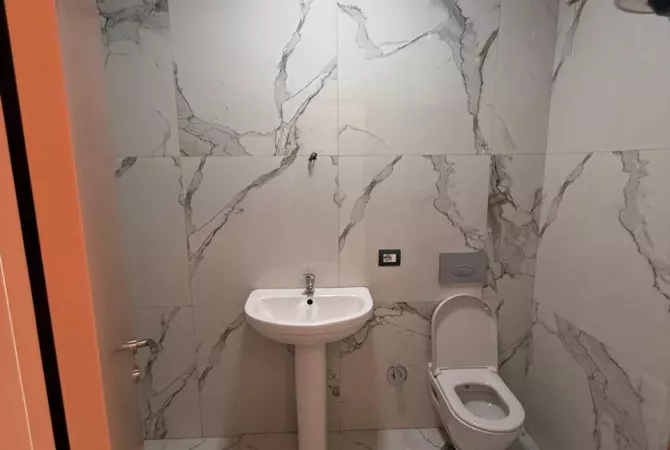 Tirane, jepet me qera ambjent biznesi Kati 6, 115 m2 900 Euro (Myslym Shyri)