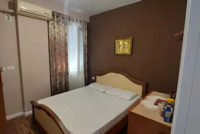 Shtepi ne shitje Apartament ne Tirane, 2+1, Mobilimi E mobiluar, Pagesa 140,000  Euro.