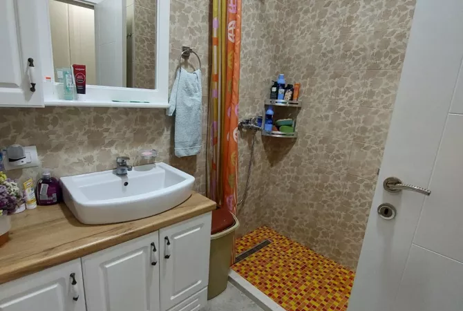 Shtepi ne shitje Apartament ne Tirane, 2+1, Mobilimi E mobiluar, Pagesa 140,000  Euro.