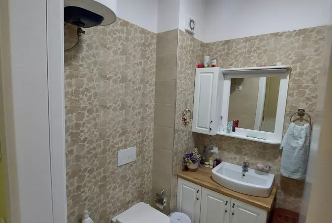 Shtepi ne shitje Apartament ne Tirane, 2+1, Mobilimi E mobiluar, Pagesa 140,000  Euro.