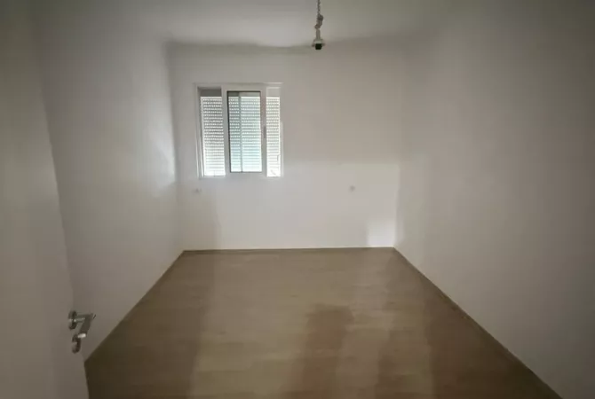 Shtepi ne shitje Apartament ne Tirane, 2+1, Mobilimi Bosh, pa mobiluar, Pagesa 165,000  Euro.