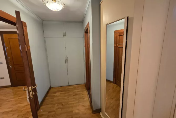 Shtepi ne shitje Apartament ne Tirane, 4+1, Mobilimi E mobiluar, Pagesa 600,000  Euro.