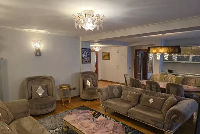 Shitet, Apartament 4+1+2, Bulevardi Zogu i Parë, Tiranë - 600000€ | 220 m²