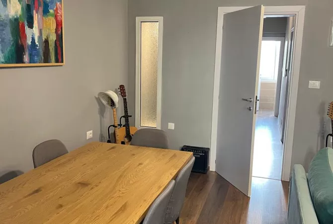 Shtepi ne shitje Apartament ne Tirane, 5+1, Mobilimi E mobiluar, Pagesa 450,000  Euro.
