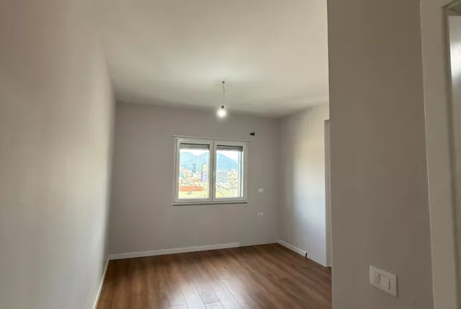 Shtepi ne shitje Apartament ne Tirane, 2+1, Mobilimi Bosh, pa mobiluar, Pagesa 210,000  Euro.