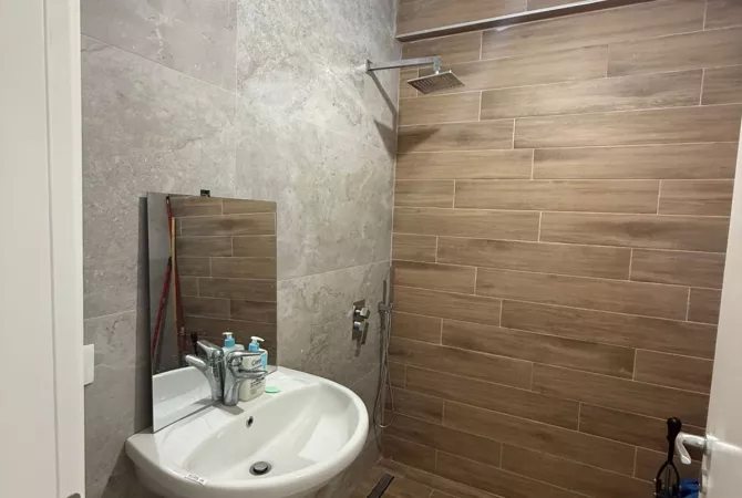 Shtepi ne shitje Apartament ne Tirane, 2+1, Mobilimi Bosh, pa mobiluar, Pagesa 210,000  Euro.