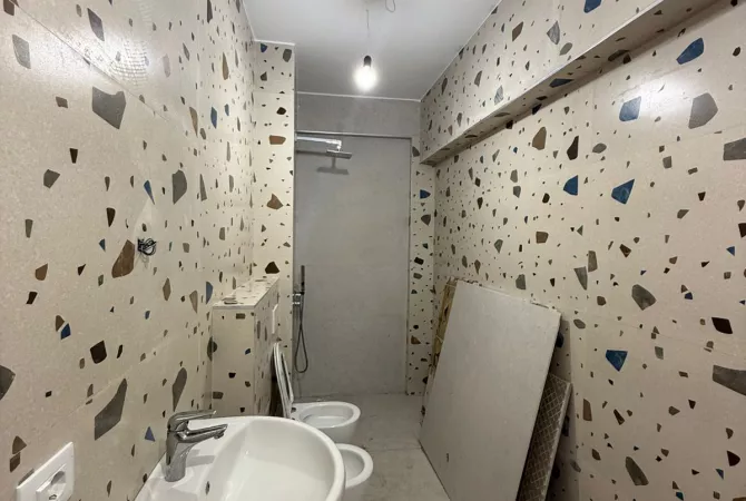 Shtepi ne shitje Apartament ne Tirane, 2+1, Mobilimi Bosh, pa mobiluar, Pagesa 210,000  Euro.