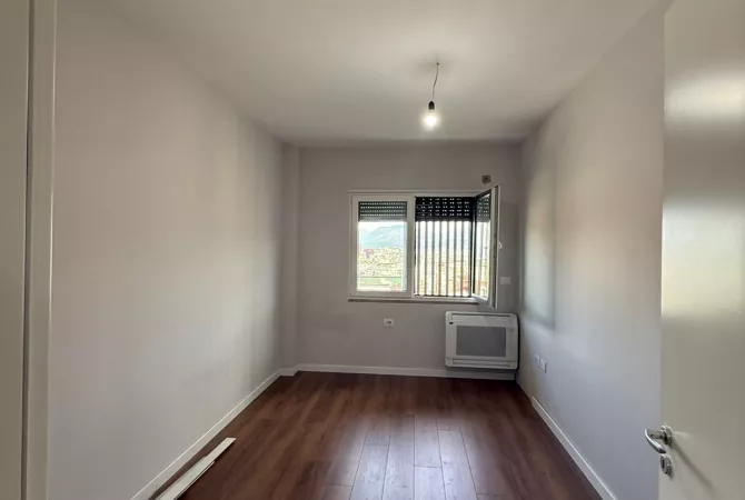 Shtepi ne shitje Apartament ne Tirane, 2+1, Mobilimi Bosh, pa mobiluar, Pagesa 210,000  Euro.