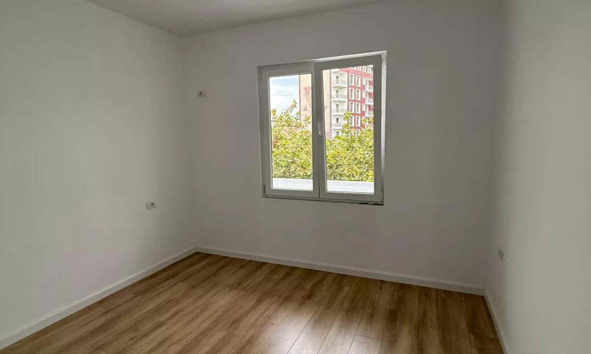 Shtepi ne shitje Apartament ne Tirane, 1+1, Mobilimi Bosh, pa mobiluar, Pagesa 133,000  Euro.