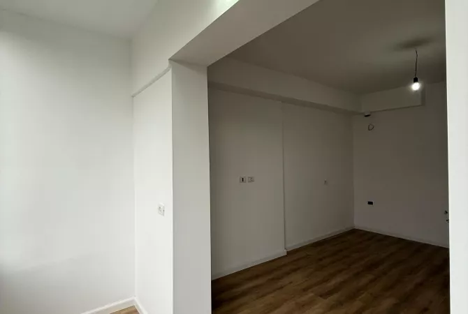 Shtepi ne shitje Apartament ne Tirane, 1+1, Mobilimi Bosh, pa mobiluar, Pagesa 133,000  Euro.