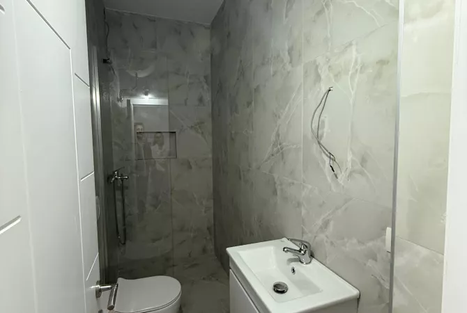 Shtepi ne shitje Apartament ne Tirane, 1+1, Mobilimi Bosh, pa mobiluar, Pagesa 133,000  Euro.