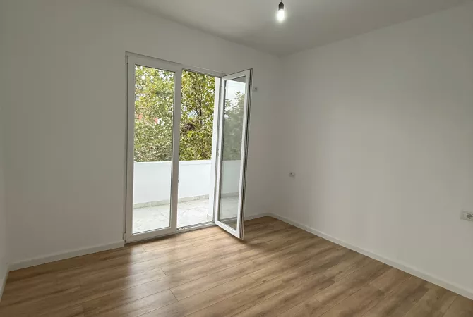 Shtepi ne shitje Apartament ne Tirane, 2+1, Mobilimi Bosh, pa mobiluar, Pagesa 167,000  Euro.
