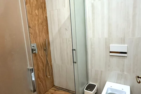 Shtepi ne shitje Apartament ne Tirane, 2+1, Mobilimi E mobiluar, Pagesa 170,000  Euro.