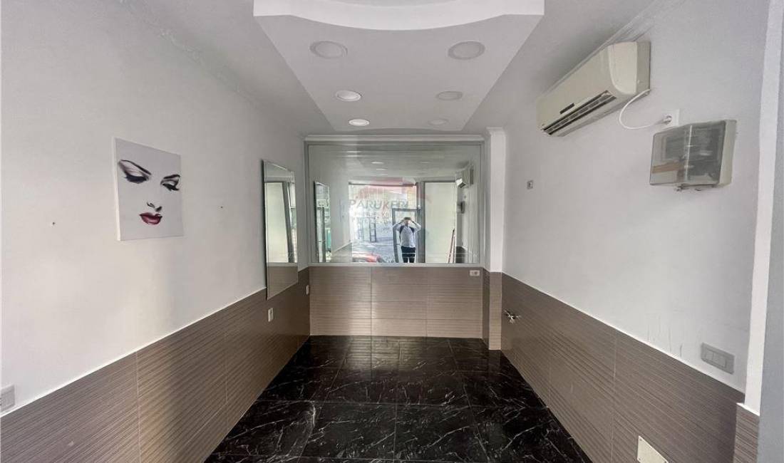 Jepet me Qira dyqan pak shume prane Sheshit Skender Bej / Kafe Flora📍