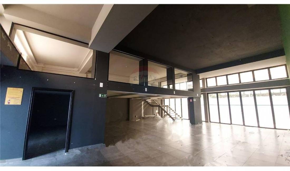 Jepet ambient per zyra me qira prane Pazarit te Ri