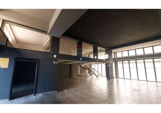 Jepet ambient per zyra me qira prane Pazarit te Ri